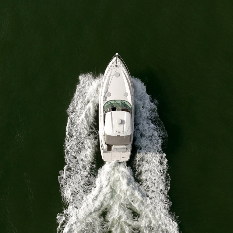 Varend jacht van bovenaf gefotografeerd met een drone